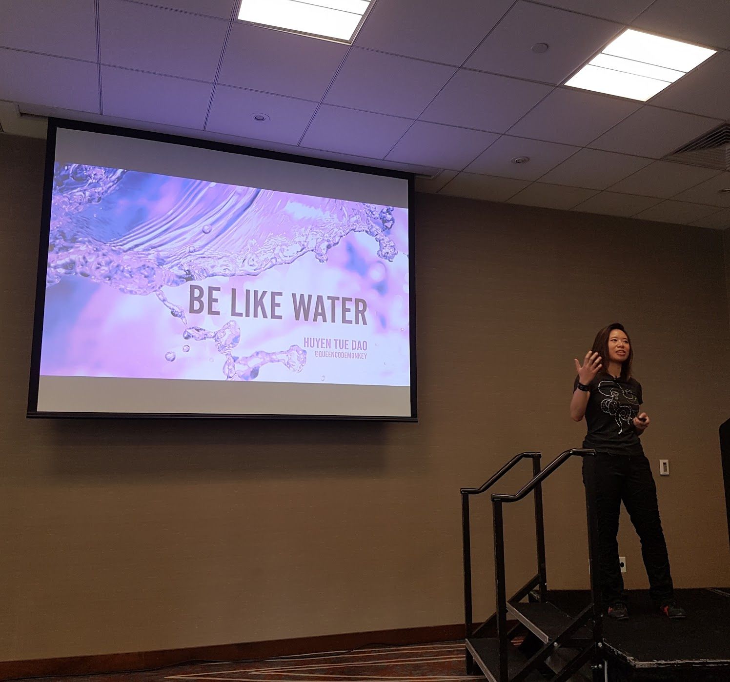 Huyen Tue Dao presenting her talk "Be Like Water: Keeping Up With Android"